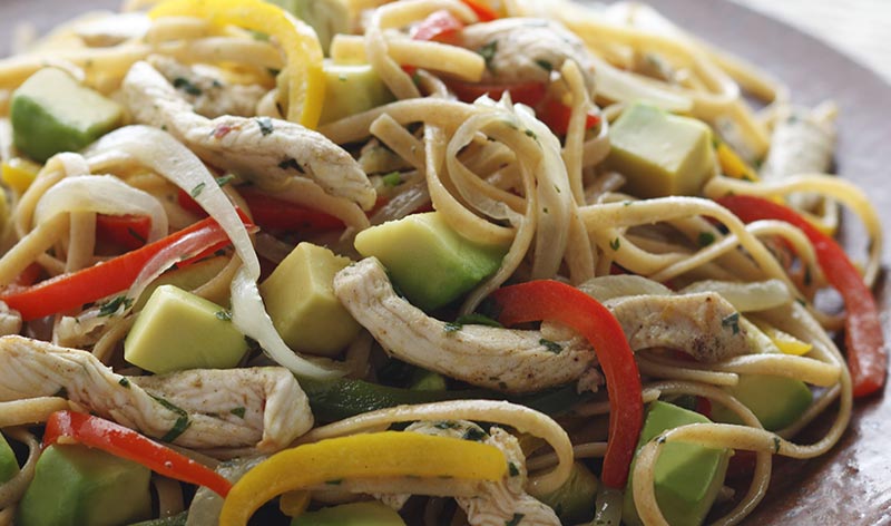 アボカド入りチキンパスタ