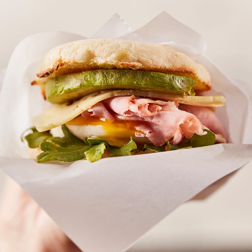 シンプルなギリシャ風アボカドサンドイッチのレシピ